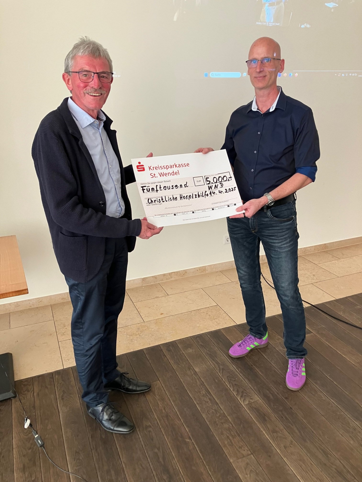 Spendenuebergabe_Rotarier